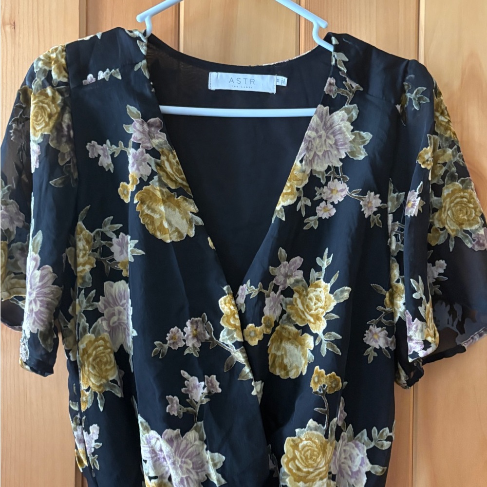 ASTR The Label Womens Body Suit Short Sleeve V Neck Floral Med Velvet Burnout - Picture 4 of 12